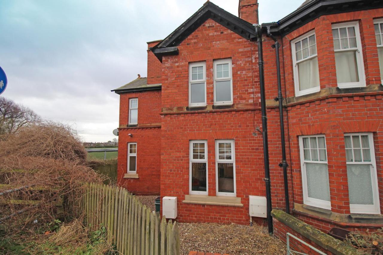 Large Period Chester Home Right On The Canal. Exterior photo