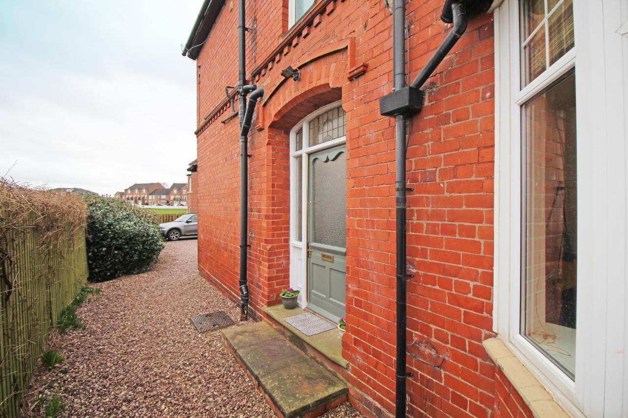 Large Period Chester Home Right On The Canal. Exterior photo