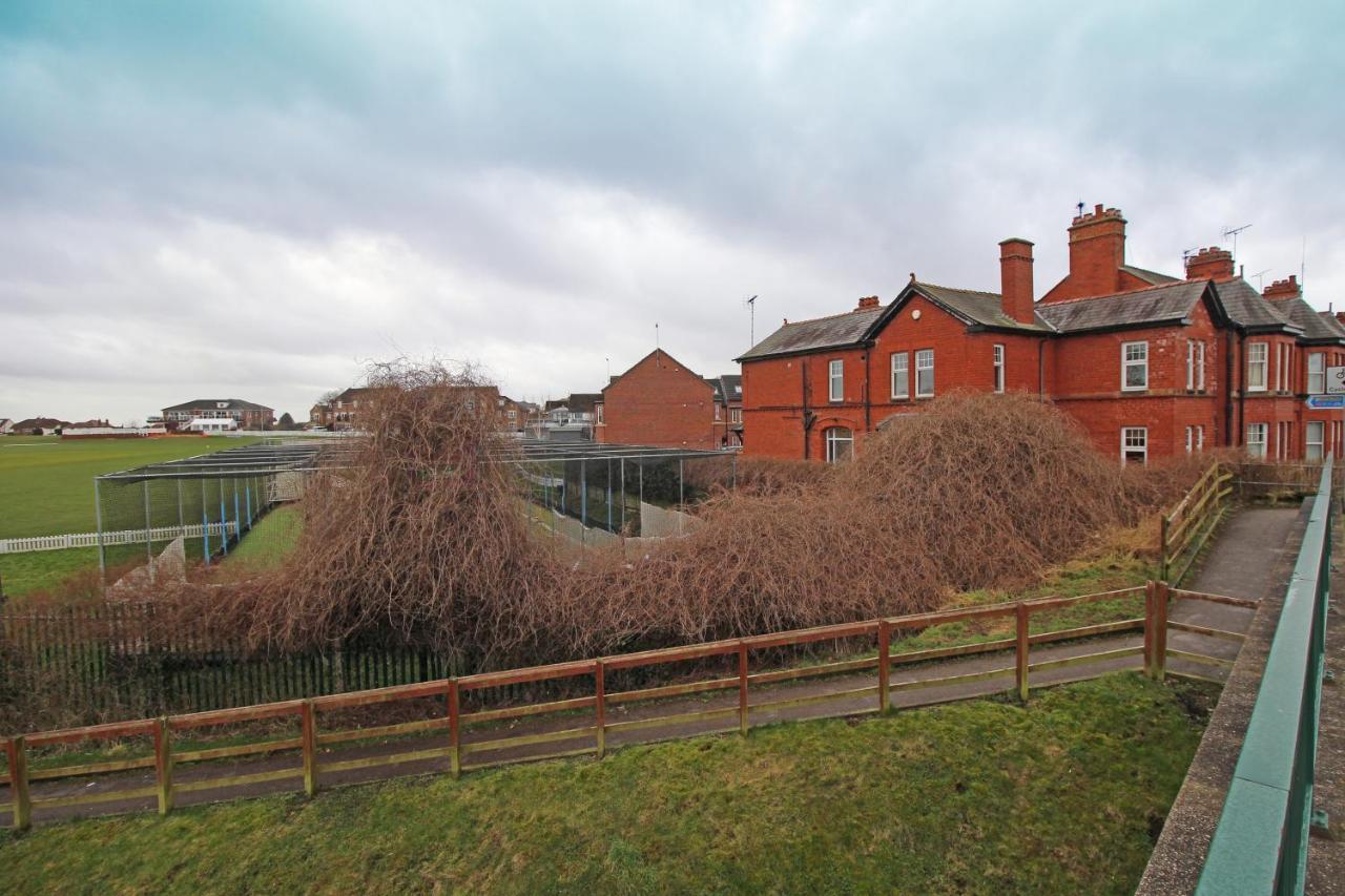 Large Period Chester Home Right On The Canal. Exterior photo